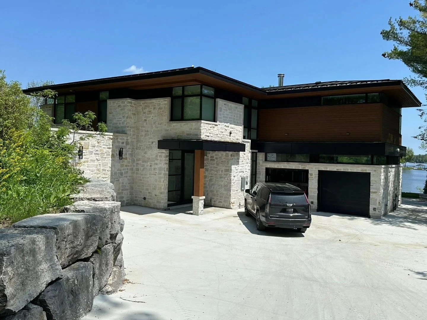 Modern house with flat rooflines and natural stone cladding, featured by Allstone as Sherwood Blend